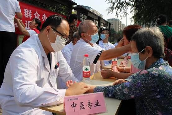 血压测量|德州市人民医院离退休党总支专家团开展义诊活动