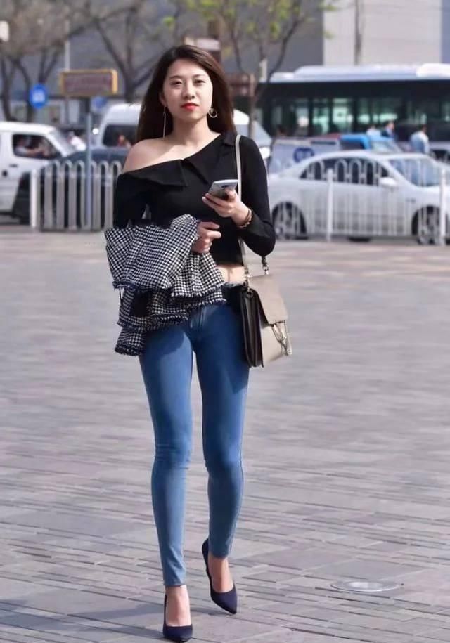 回头率|街拍时尚小姐姐搭配牛仔裤，尽显性感妩媚气质，回头率爆棚