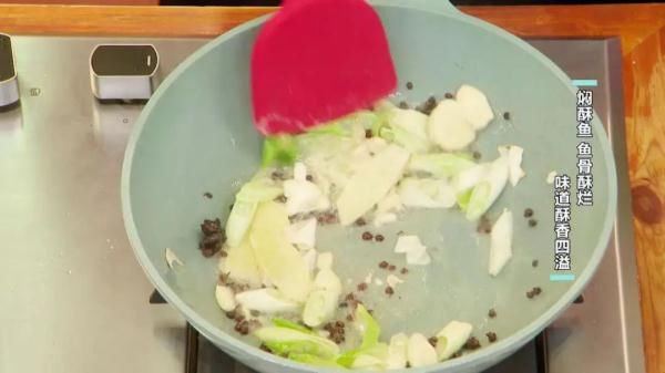 焖酥鱼这样做，一上桌就被抢光！鱼骨、鱼刺都能嚼着吃，太香了！