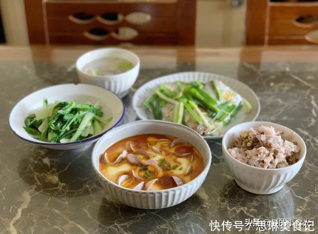 芝麻油|母女仨的午餐,瞬间走红朋友圈,网友:难怪孩子个高体形匀称