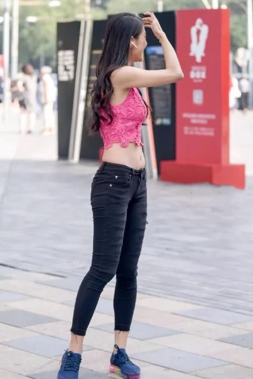 穿搭|路人街拍甜美性感的夏日穿搭,马甲线小姐姐身材好赞