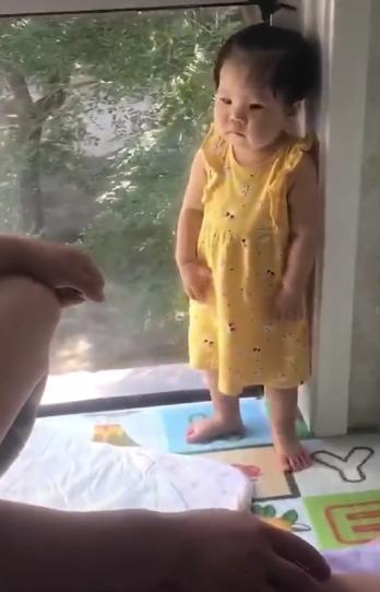 表妹|13个月姐姐打表妹后,被舅舅罚站,一脸委屈的小表情萌翻了