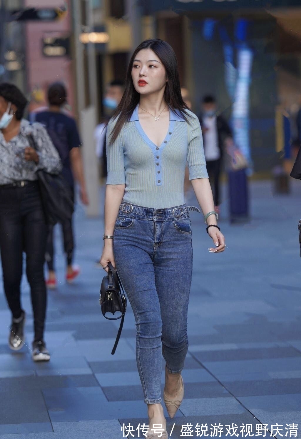 女性 可别小看了牛仔裤,40岁的女性这么穿,活出“一朵花”的既视感!