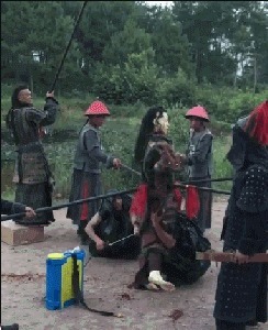 |搞笑GIF趣图：无论对错，男人打女人感觉就是不对的！