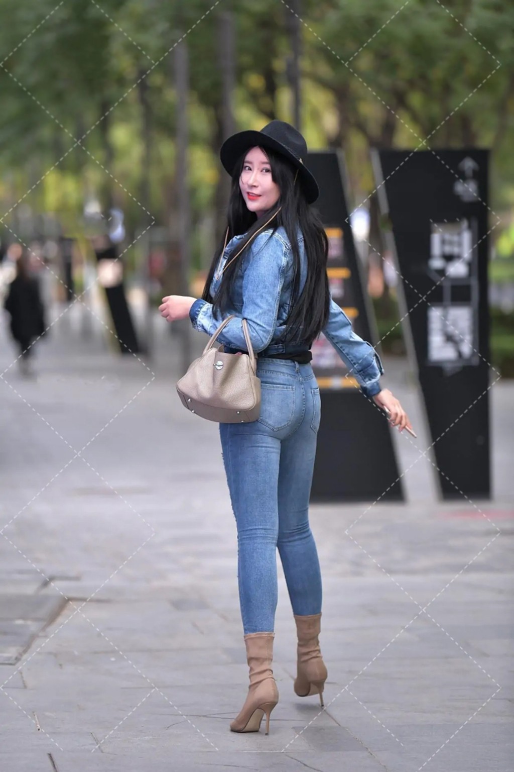 女生|秋冬日选择“牛仔套装”, 女生也能穿出潇洒感, 时髦又保暖!