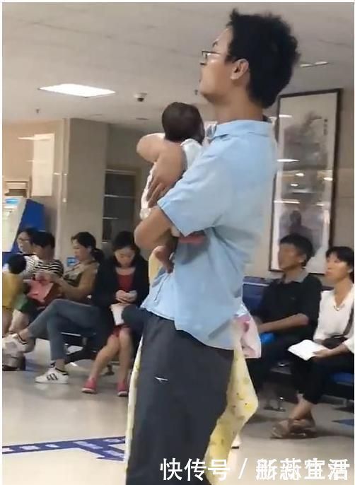孩子|“人贩子爸爸”走红,抱着亲生儿子如同偷娃,慌张神情令人想笑