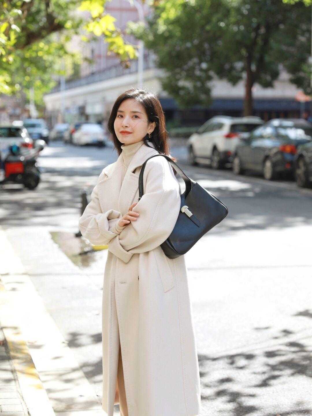 打底衫 冬季大衣不要只会穿黑色,这些浅色大衣温柔又显白,减龄优雅