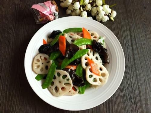 美食优选：红烧猪蹄，清爽小炒，葱油鸡，蘑菇炖肉的做法