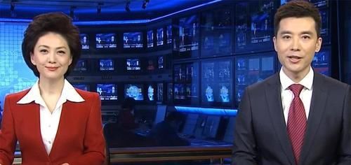 《新闻联播》主持人为什么要低头看稿？他们手里的纸是干嘛用的？