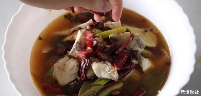 大厨|大厨教学水煮鱼的家常做法,详细讲解鱼片腌制技巧,鱼肉滑嫩无腥