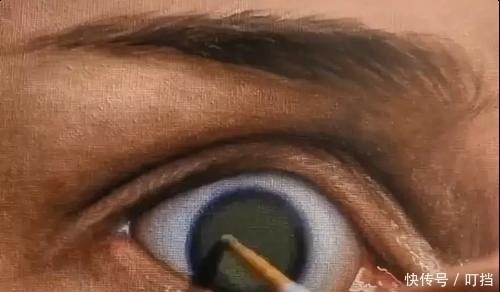 巨佬&巨浪中浮现黑影,走近看见一条巨物卧在海滩,小妹发疯似的跑起来