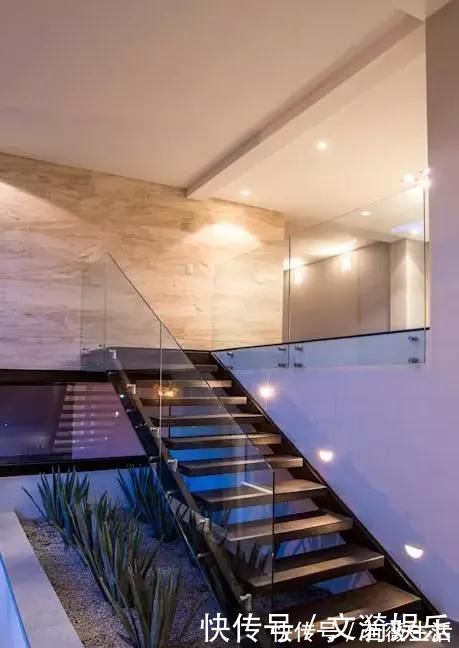 休闲|同样是楼梯,别人家装成漂亮小花园还带鱼池,你家却用来储物