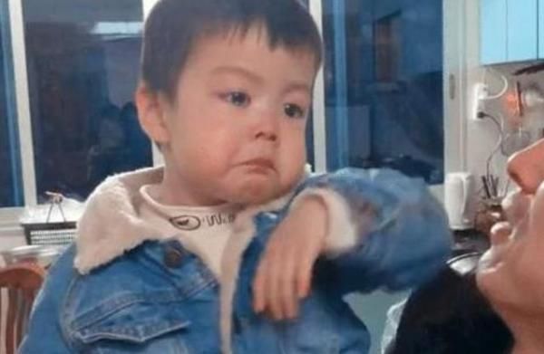 妈妈|“吃醋宝宝”表情火了,只因妈妈多抱了姐姐一会,网友:好酸