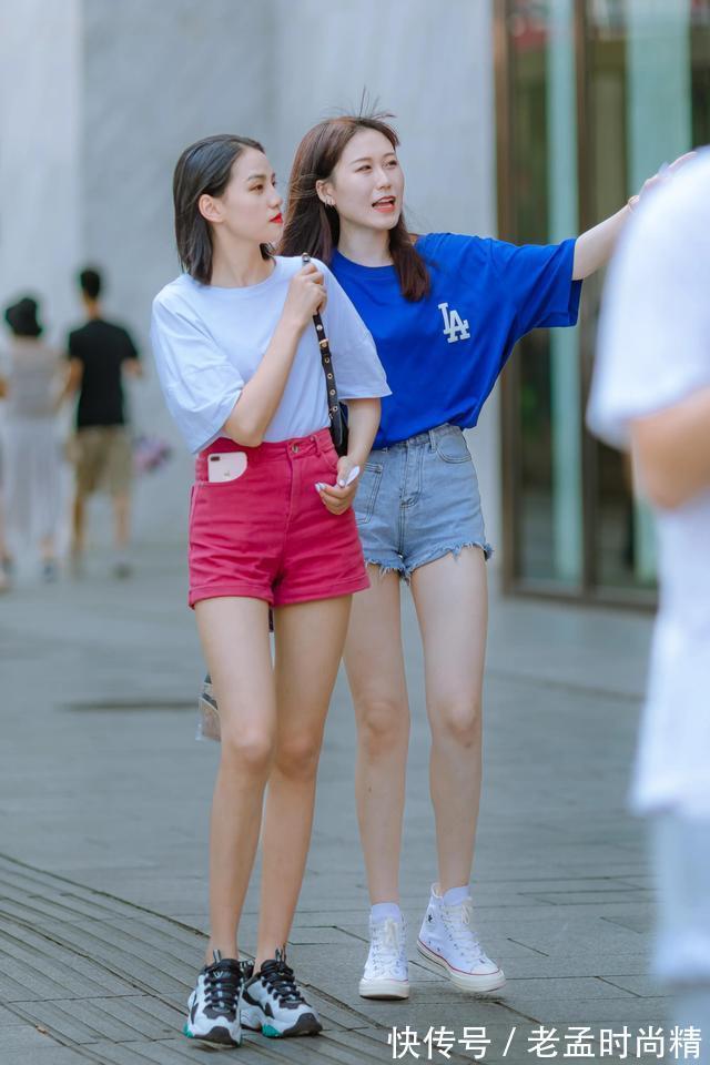 街拍:穿蓝白T裇的姐妹