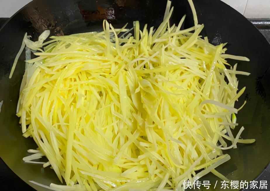 关键|炒土豆丝时,什么时候放醋很关键,做对了,土豆丝爽脆好吃更下饭