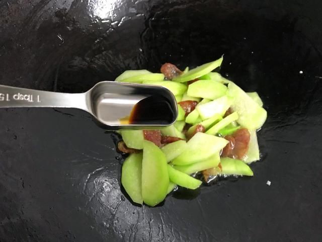天气转凉，这碱性蔬菜要多吃，和腊肠一起炒，鲜香入味又下饭