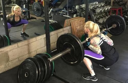 rm|不会练腿的看过来,杠铃深蹲值得学习,练出强悍双腿