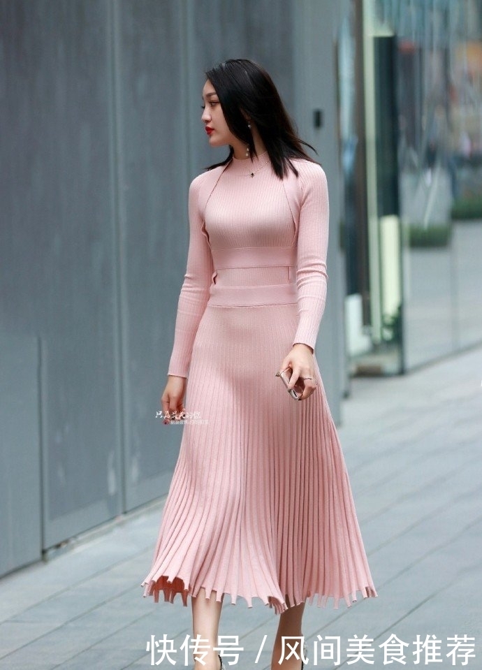 街拍:小姐姐一袭粉色连衣裙,穿出自然的美感!