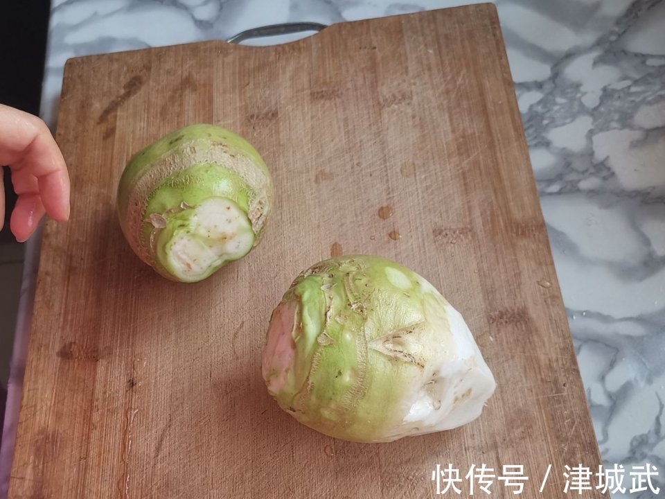 这碱性食材1块钱一斤,比萝卜还养人,拌拌吃一冬也不坏,杀菌防感冒