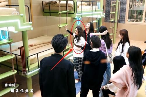 硬糖少女团综遭吐槽，把嘉宾安全当儿戏，希林睡5米高的床引热议