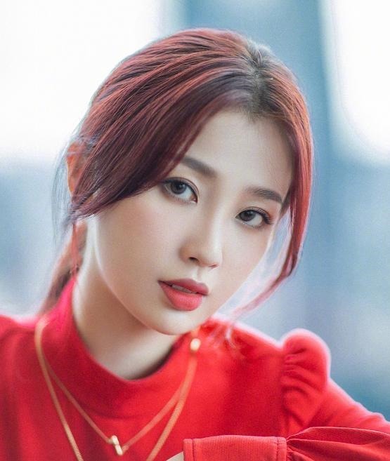 岳云鹏|帮岳云鹏帮虞书欣翻跟头,看看她的手的动作,难怪她害羞