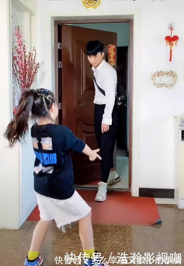 身子|哥哥下班回家,妹妹“尬舞”相迎,哥哥扭动身子那一刻网友笑翻
