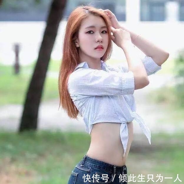 时尚街拍:随性甜美的紧身牛仔裤小姐姐,富有