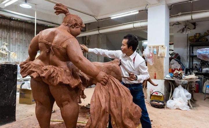 放大|“肥女斗牛”泥稿放大,为西班牙而作