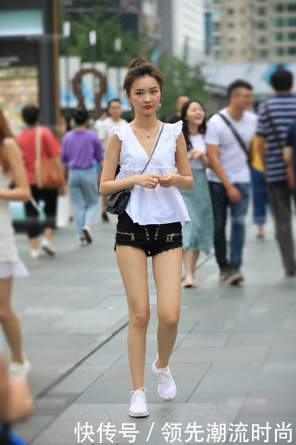 小姐姐|街拍:黑白经典搭配的精致小姐姐,肤白貌美,丸子头清新可人!