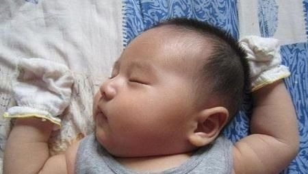 睡姿|宝宝为什么都喜欢“投降”式睡姿,知道这些原因,宝妈就偷着乐吧