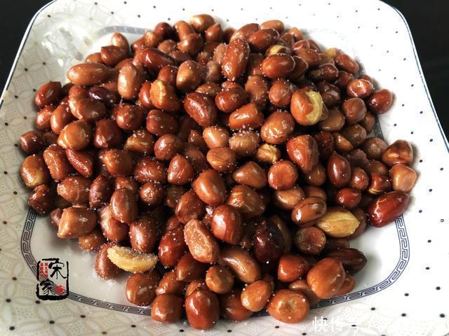 爷爷生日,菜刚端上桌嫂子坐下就吃,姑姑:停!老人还没动筷子