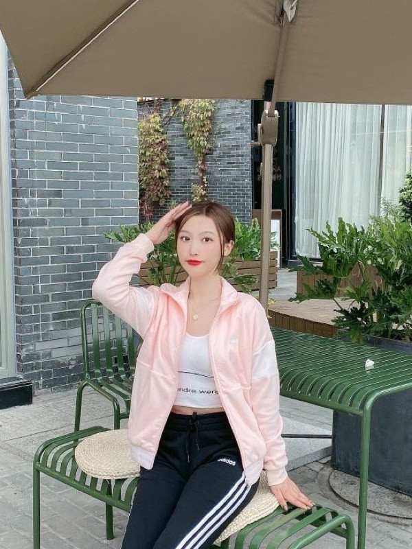 运动裤|活力十足的小姐姐, 一件黑色长运动裤配粉色外套, 元气满满