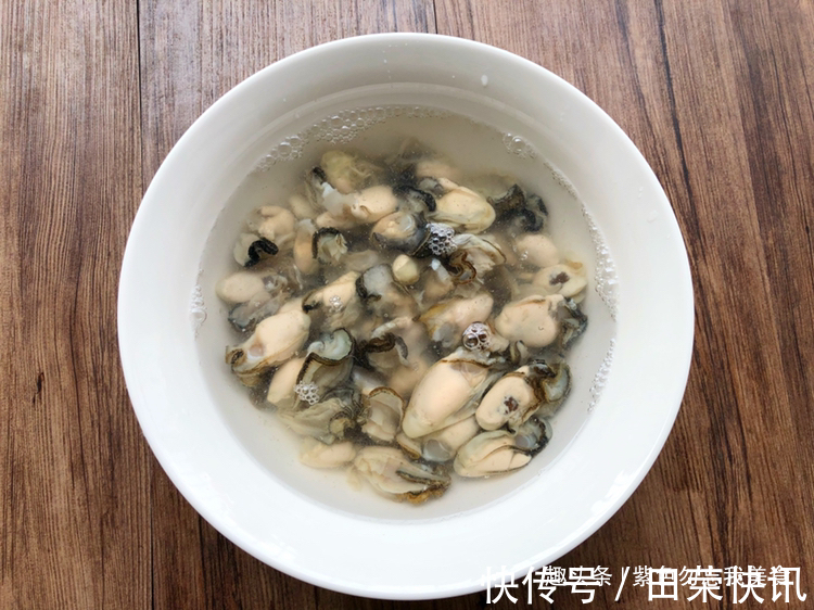 海蛎不要光知道炒蛋,试试这个做法,香酥美味,好吃得停不下来