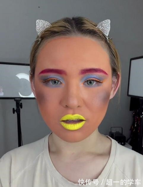 美妆博主 用巧克力豆随机化妆有多难博主涂绿粉底画蓝眉毛,全妆却超惊艳!