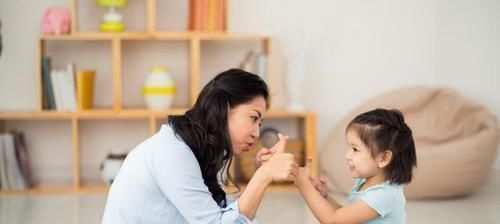 尴尬|3岁萌娃偶遇黑人宝宝,手足无措疯狂逃窜,边哭边躲:这是啥?