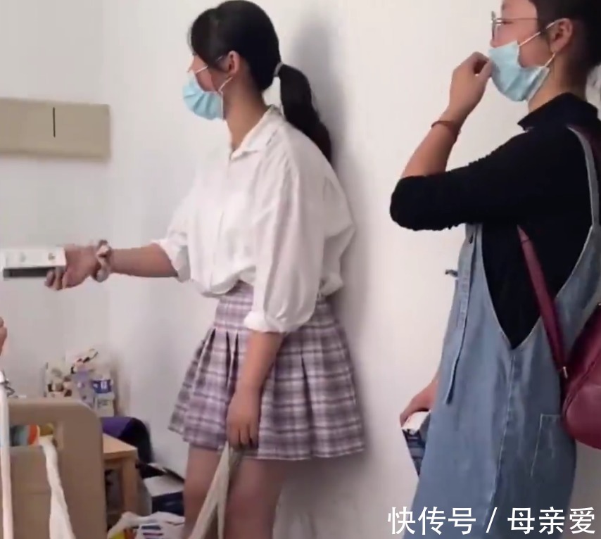 同学|儿子受伤住院,6名女同学主动来探望,妈妈在一旁捂嘴偷笑