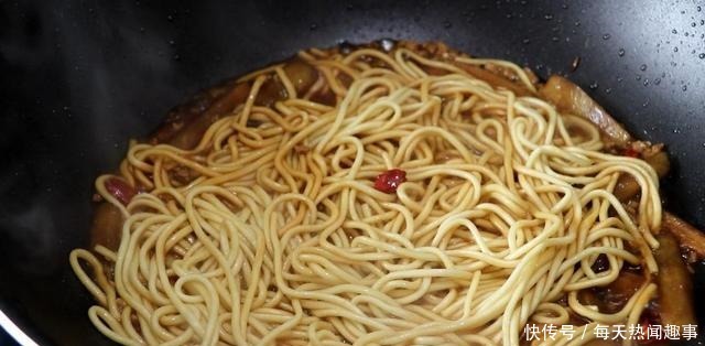 1根茄子,一块猪肉,这是茄子肉末焖面的做法,真好吃