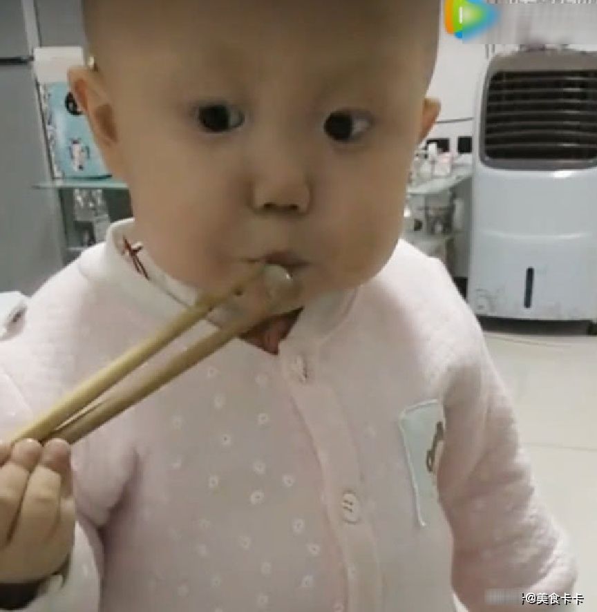 宝宝|一岁宝宝会用筷子吃饭,夹豆子比大人都灵活,网友:别人家的孩子