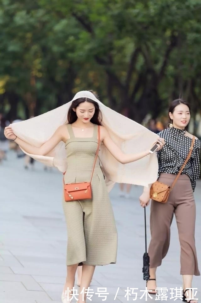 街拍温文儒雅的小姐姐,气质独特,尽显个人魅力