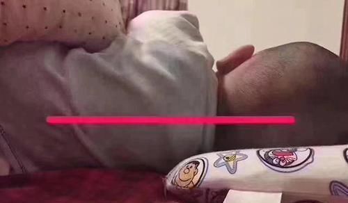 枕头|孩子刚出生就给枕枕头,导致头型太难看,医生询问原因后无奈摇头