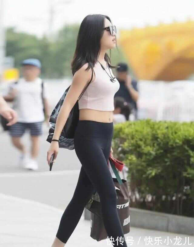 职场 打底裤彰显搭配的美感,更适合于职场中的女性