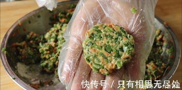 玉米面|不和面不揉面,教你懒人韭菜玉米面饼,8分钟熟透,上桌就扫光