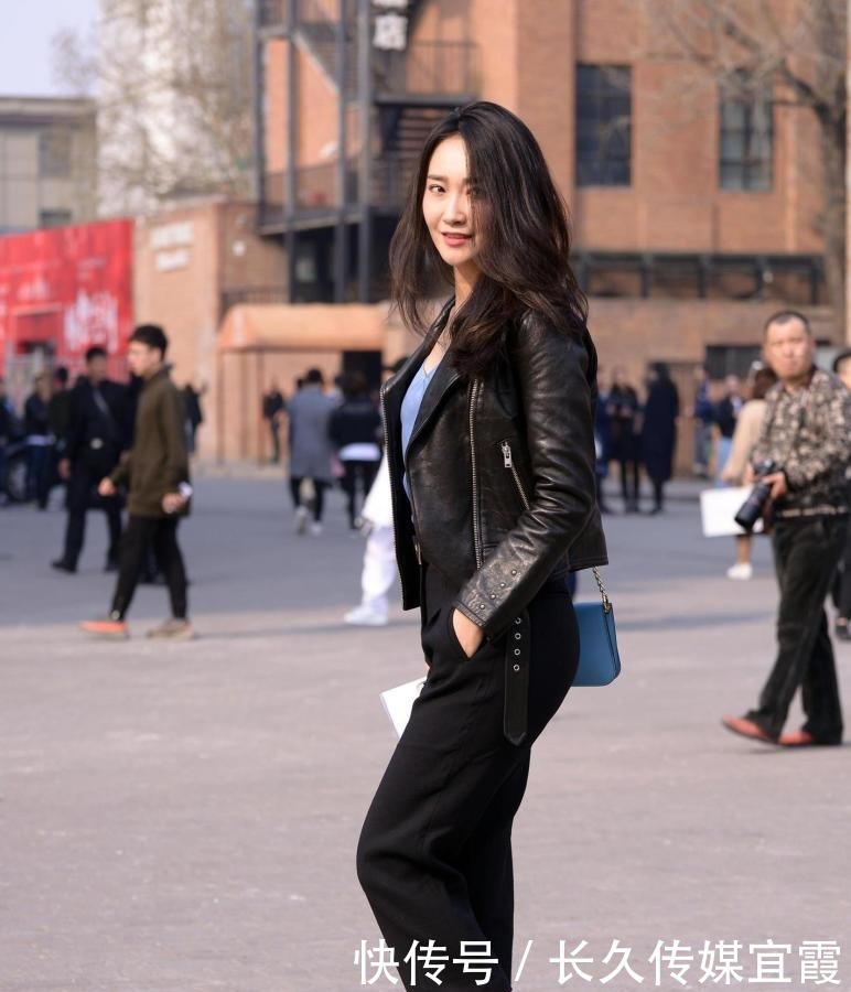 单鞋|七分直筒裤，搭配细高跟单鞋，配上黑色皮夹克，有质感还有气质