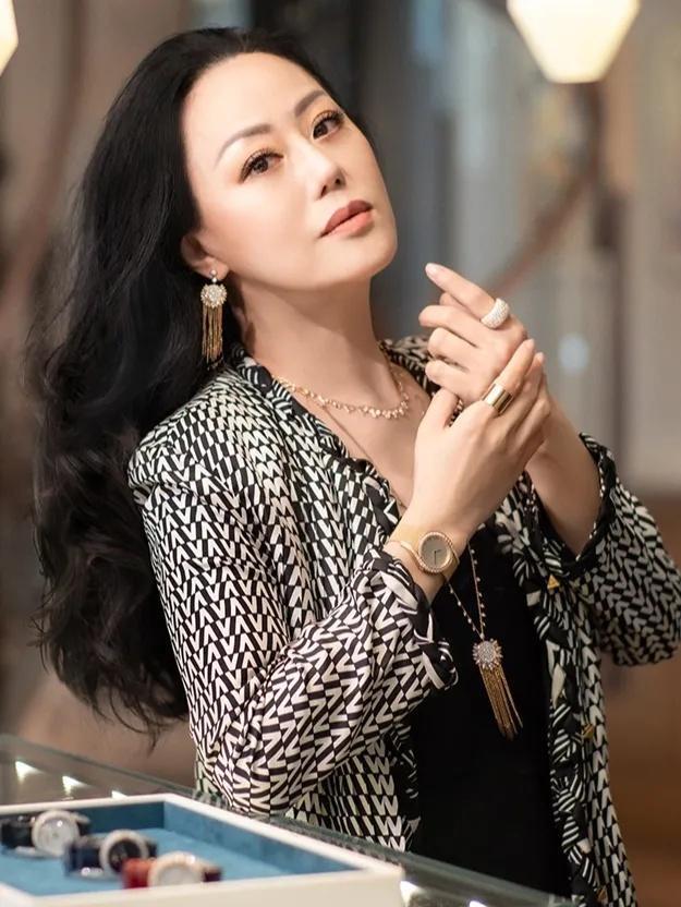 贵妇|章小蕙不愧是“贵妇”,穿黑白印花外套成熟稳重,气场全开好惹眼