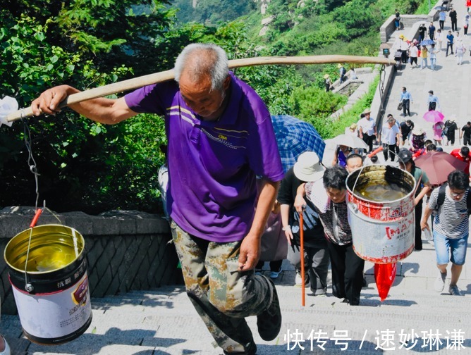 煎饼|泰山顶上煎饼卖15元一张！看到流汗的挑山工，游客说：不贵