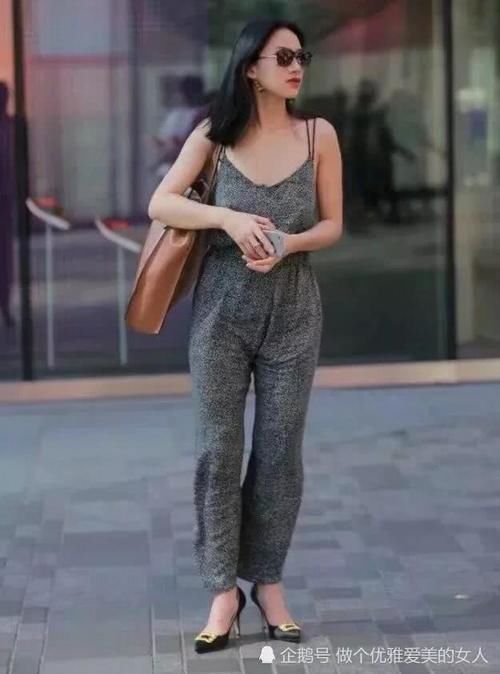 “奶奶裤”与“黑丝袜”,苗条身材的美女如何选看看这几位穿搭你就懂了