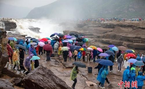 雨中的黄河壶口瀑布：波涛汹涌气势磅礴