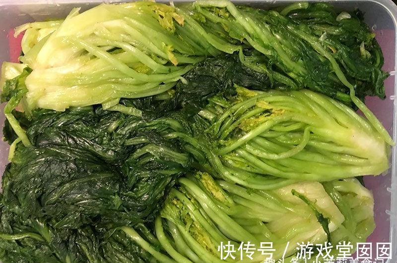 腌雪里蕻，要想翠绿好吃不变黄，牢记“1放1窍门”，我每年都做