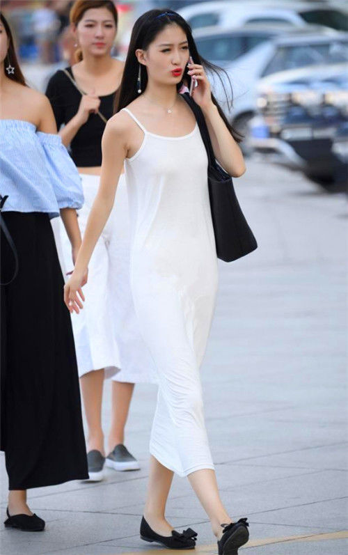 靓丽|街拍肤白貌美的小姐姐,身穿印花吊带连衣裙,时尚靓丽有活力