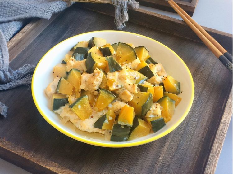 这是一道吃再多也不担心胖的菜，荤素搭配，相当低脂